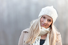 Kobieta w białej czapce zimowej