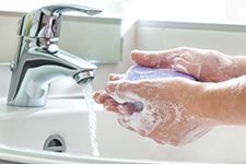 Mycie rąk wodą z kranu