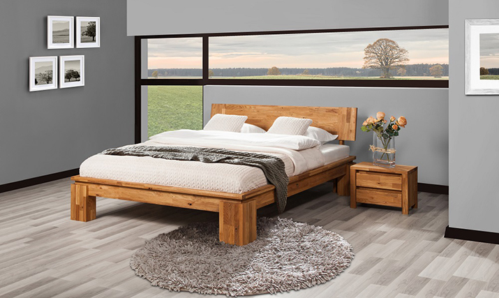 Drewniane łóżko w sypialni