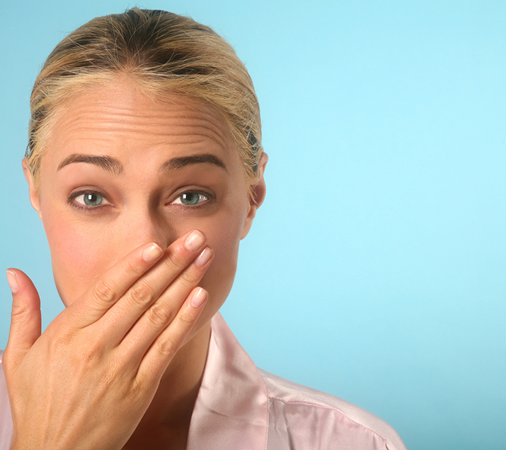 Kichająca kobieta - objaw alergii pokarmowej