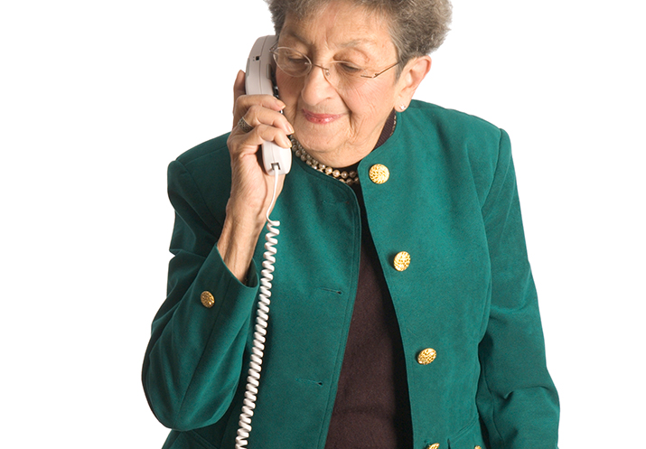 Starsza Pani rozmawiająca przez telefon