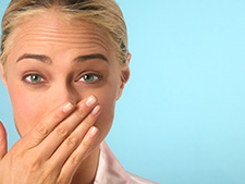 Kichająca kobieta - objaw alergii pokarmowej