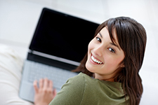 Kobieta składająca wniosek online o kredyt mieszkaniowy