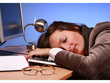 Lenistwo w pracy – śpiąca pracownica