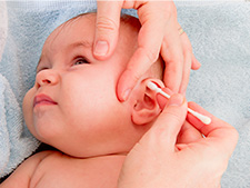 Oczyszczanie uszka niemowlaka