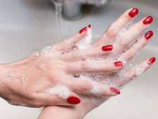 Zadbane dłonie kobiety podczas kąpieli