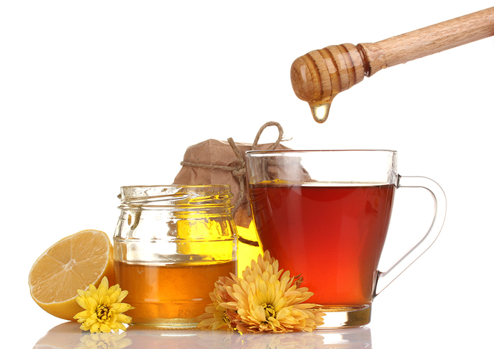 Herbata z miodem i cytryną - domowe leki na przeziębienie
