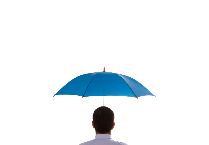Osoba z niebieskim parasolem