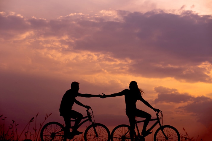 Para w związku na przejażdżce rowerowej
